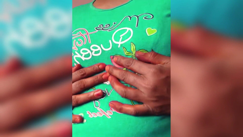 Ammukutty88: Se quita la camiseta de Ammu muestra grandes tetas y...