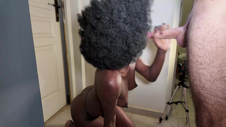 Bam-bulax: 口に含まなければならない気持ち悪い精子