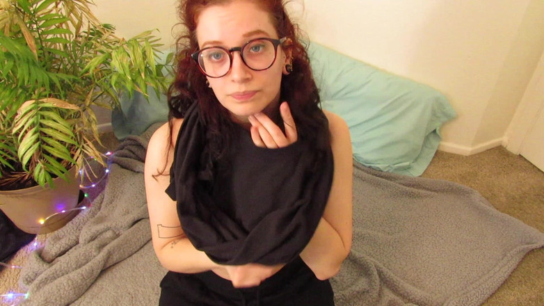 Veggiebabyy: Pompino elegante e sborrata dentro con dildo che squirta