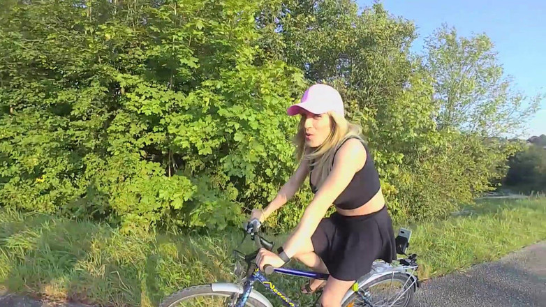 TV_Helena: Nuditate publică în timp ce ciclism!! Fata transsexuală călărește nu numai...