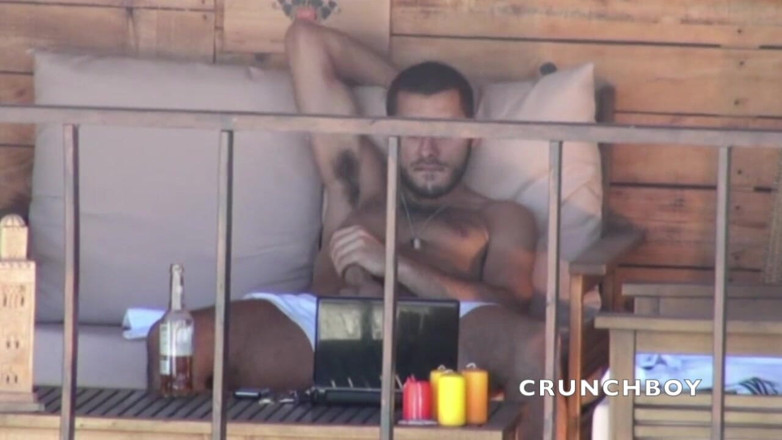 STRAIGHT BOY CURIOUS: Straigth orso arabo mostra il suo enorme cazzo in esibizione...