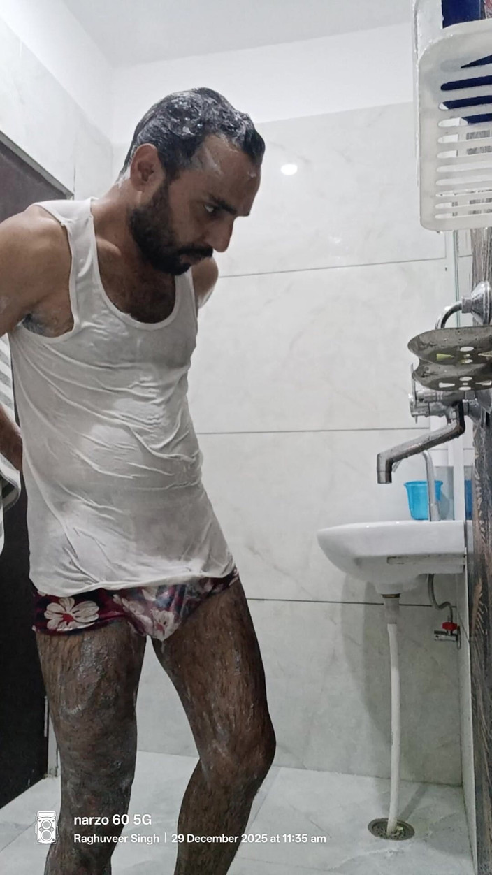 Rajasthani-old-lover: Мужчина наслаждается душем