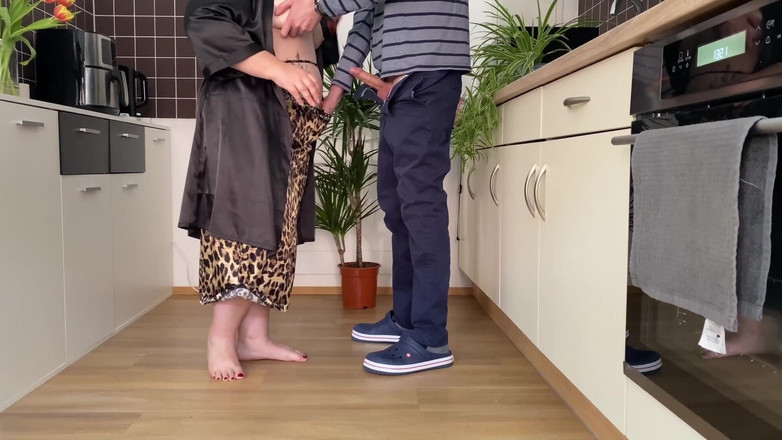 OurFetishLife: Pravidelně šukám svou nevlastní mámu v kuchyni na psíka