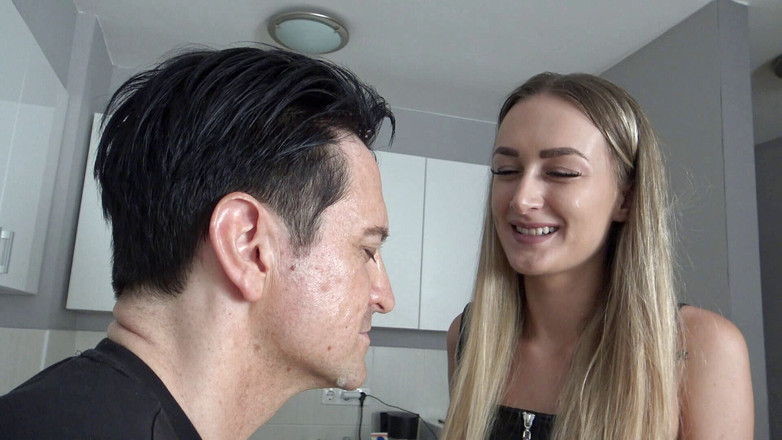 Femdom Austria: Gigante cuspindo humilhação!