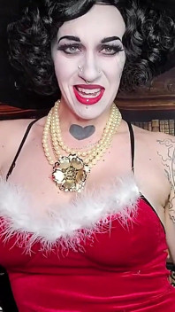 Lady Dimitrescu Urlaubsgeschenk