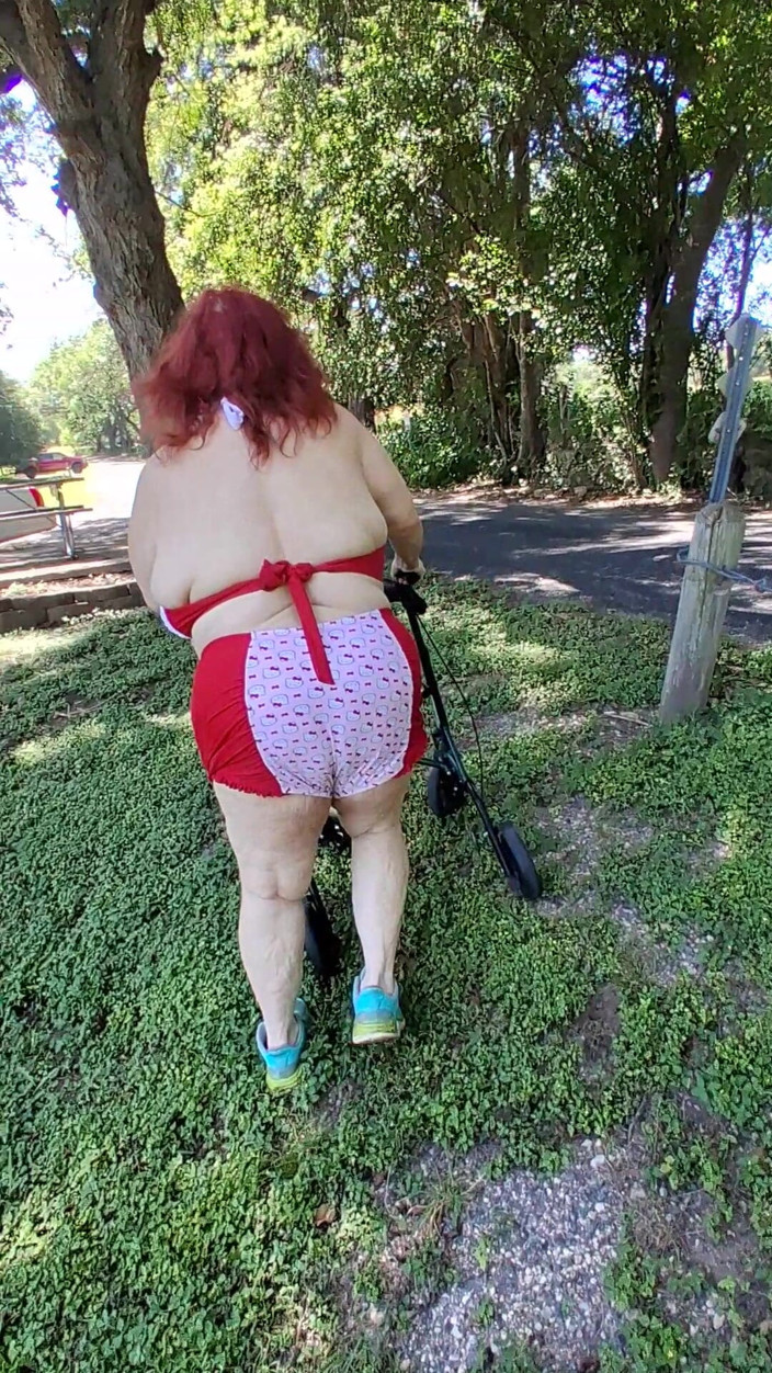 BBW nurse Vicki adventures with friends: विशालकाय सुन्दर नर्स Vicki बिकनी पहनी हैलो किट्टी स्नान सूट में टहल रही है! वह और क्या करती है!