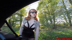 RedXXX: Kozatá zralá červená XXX masturbuje ve svém autě