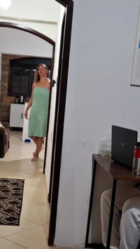 La vera moglie tradisce suo marito mentre lui indossa cuffie con il fattorino.