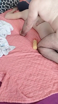 身体にオイルを塗ったセクシーなカップルの官能マッサージ。