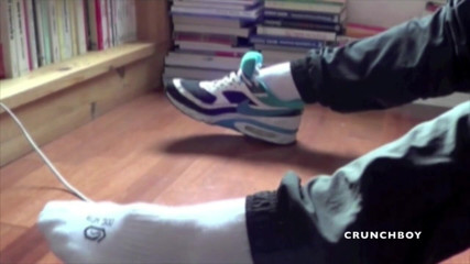 Sneaker gay: Kevin a muscle straight masturbates sniffing his sneaker