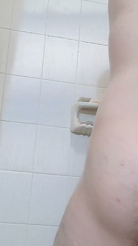 Muskularny mężczyzna myje swoje ciało