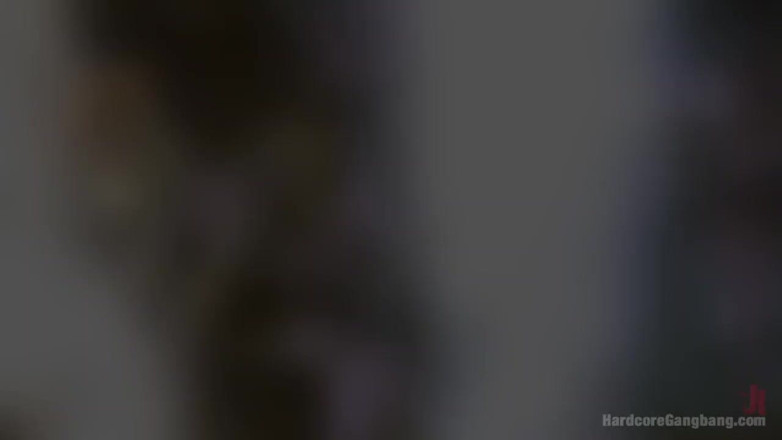 Hardcore Gangbang by Kink: Ostatnia dziewczyna zostaje gangbangowana!