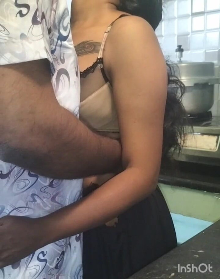 Funny couple porn studio: Awek Tamil menunggang di dapur