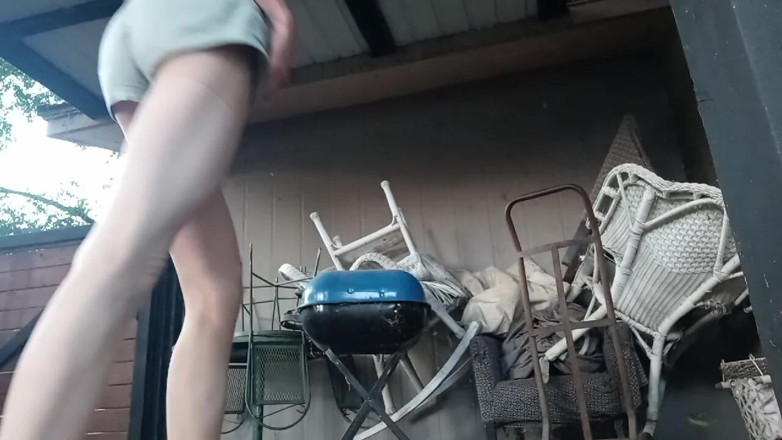 BerryButt01: Piss Outdoors