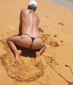 Ladysilvas: Bardzo seksowna Ladysilva w majtkach na plaży Co za gorąca...