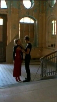 Blondă cu țâțe mari umilitoare de biciuire în rochie roșie din latex