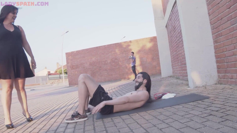 Lady Spain: 成熟した曲線美のある女性が3Pをしてダブル挿入を受けて激しいオーガズムを迎えます