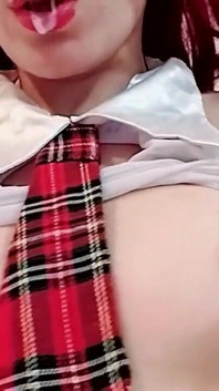 この女子大生は先生を探しています