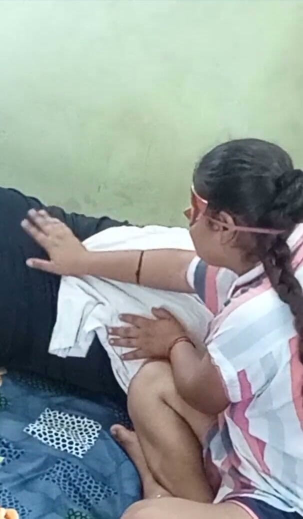 AnnielLo: College Roommate’s Sensual Oil Massage Turns Handjob
