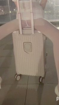 Figura perfetta, calze, tacchi alti, assistente di volo, nuda all'aperto, bagno pubblico dell'aeroporto esposto, sperma orale all'interno