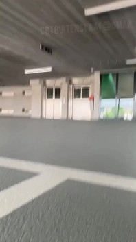 Riskante wagemutige parkgarage im freien