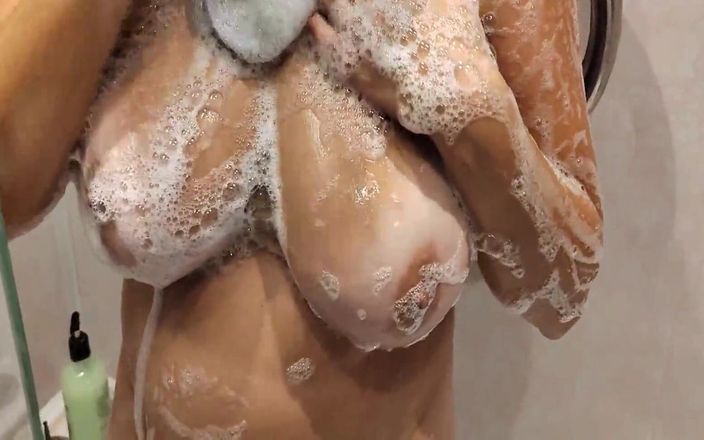 Emma Alex: Perfekt naturliga våta bröst i duschen. Stepsister visar att hon är...