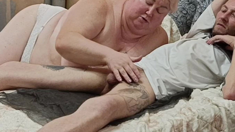 Zona901: Une belle-mère taille une pipe parfaite et avale du sperme