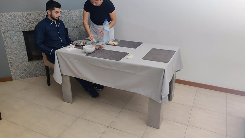 Miss Squirting: Une serveuse à la chatte crémeuse reçoit une éjaculation interne sous la...