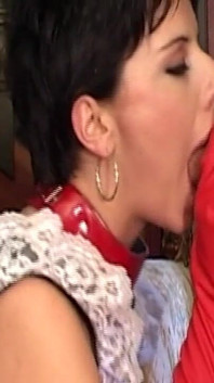 Milfs bertiga deepthroat zakar dan meregangkan pantat dengan mainan