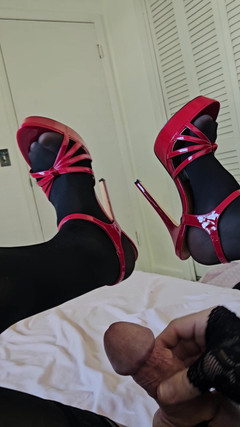 stefanspace96: Klimaks di sepatu hak tinggiku dan nilon dengan cincin kontol...