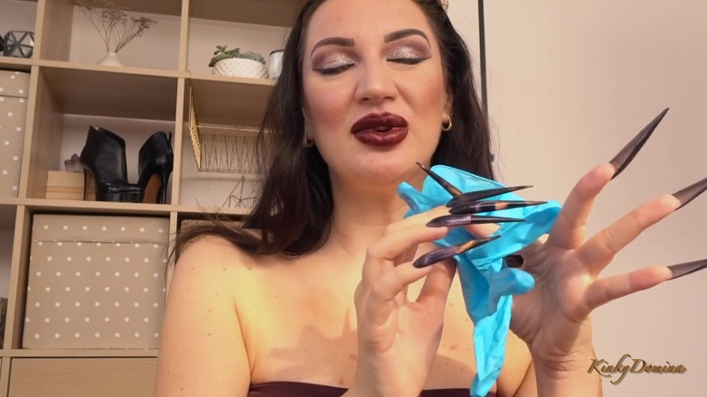 KinkyDomina: Kinkydomina christine zieht ein paar latexhandschuhe mit xxl nägeln an