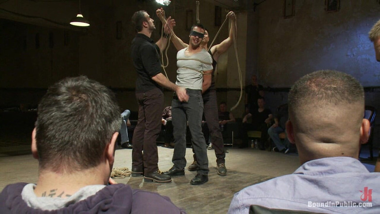 Bound in public: Lo stallone bendato succhia sconosciuti ad una festa