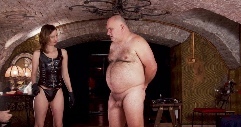 Cruel Furies Femdom: Další cihla na chudém ptákovi 1