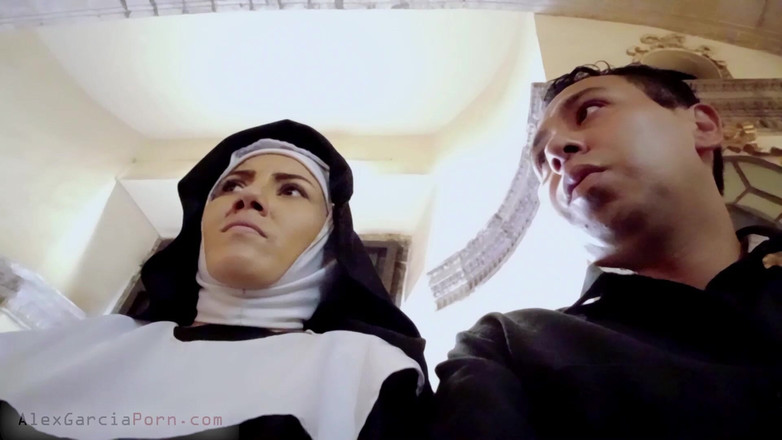 Alex Garcia Porn: CCBH монахиня Raymunda ублажает себя в своей комнате морковкой