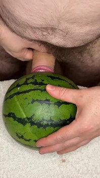 Трахаю диню
