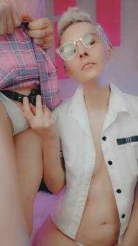 Emily toca sus bolas en la jaula de castidad y muestra sus tetas