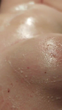 Una Donna Nuda Con Tette Enormi in Una Sala Massaggi Usando La Panna Montata.