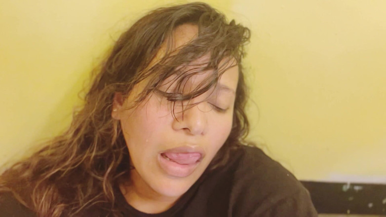 Michelle sex hard: Michelle está jugando con un pepino su puerta trasera, es...