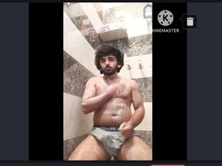 Desi Panda: Милий хлопець приймає душ і мастурбує й отримує камшот у туалеті