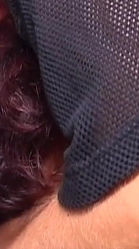 두꺼운 자지를 깊숙이 삼키는 미시 빨간 머리의 칼라