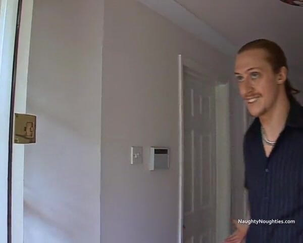 Naughty Noughties: Garganta profunda loira com uma milf magra faz um trio