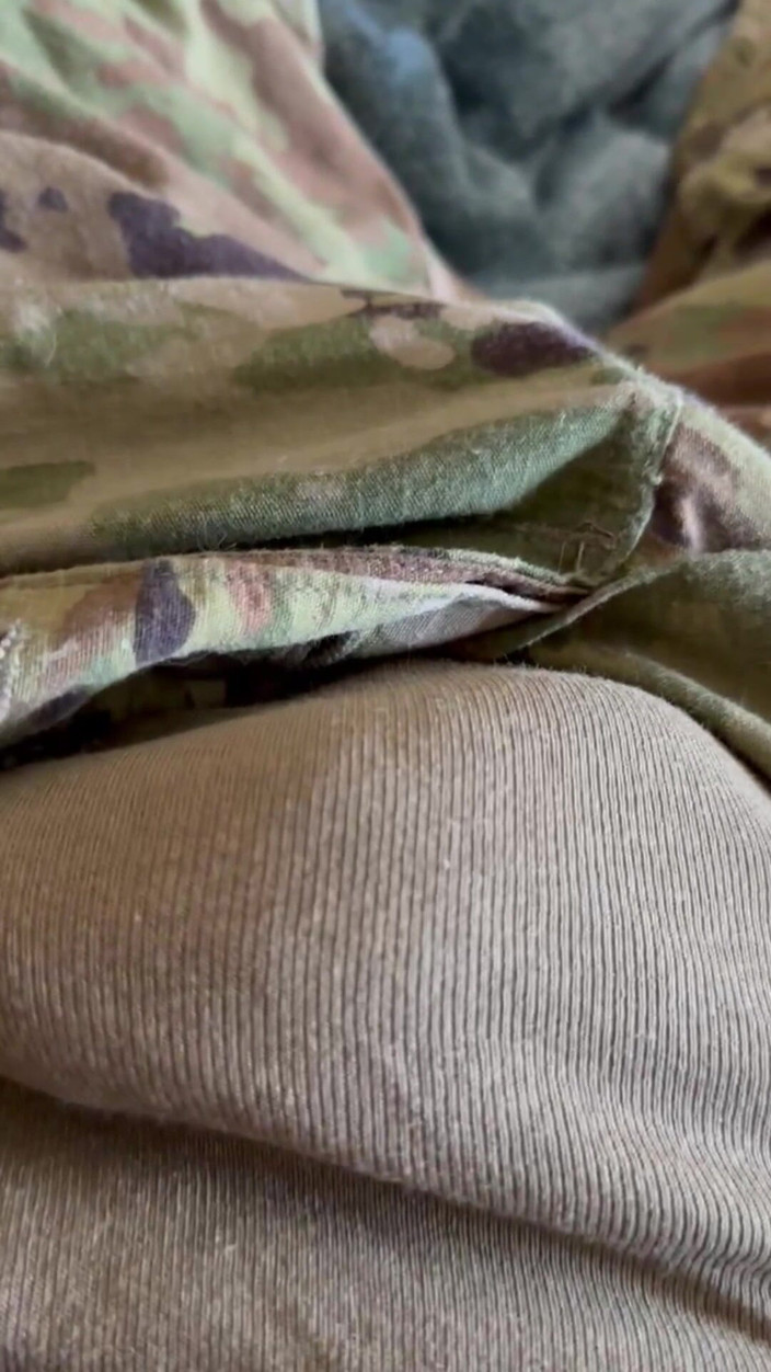 Gay Soldier Stuff: Солдат дрочит его твердый член в униформе, текущая предэякулятор с горячим камшотом