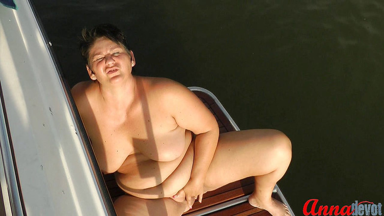 Anna Devot: Bot khas: kencing dan melancap dari dek mandi