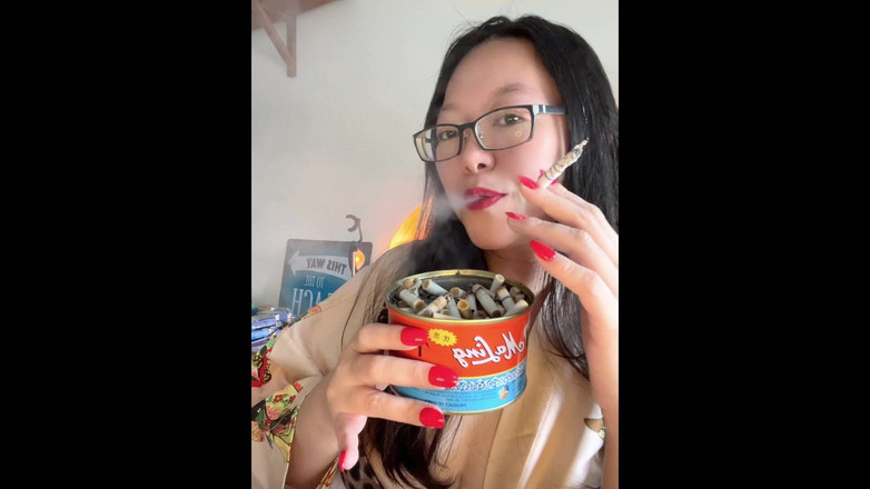 Smoking Asian: Asiática fumadora exótica: uñas rojas, labios rojos, ramera fumando se...