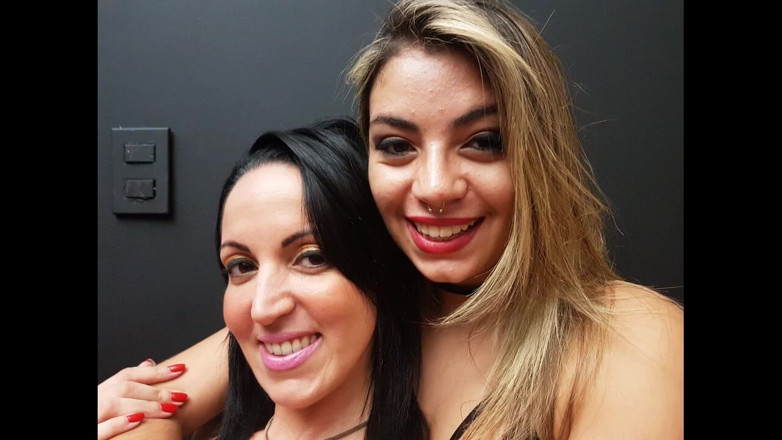FetishKing: Hot Kisses Dexy Lesbian Girls