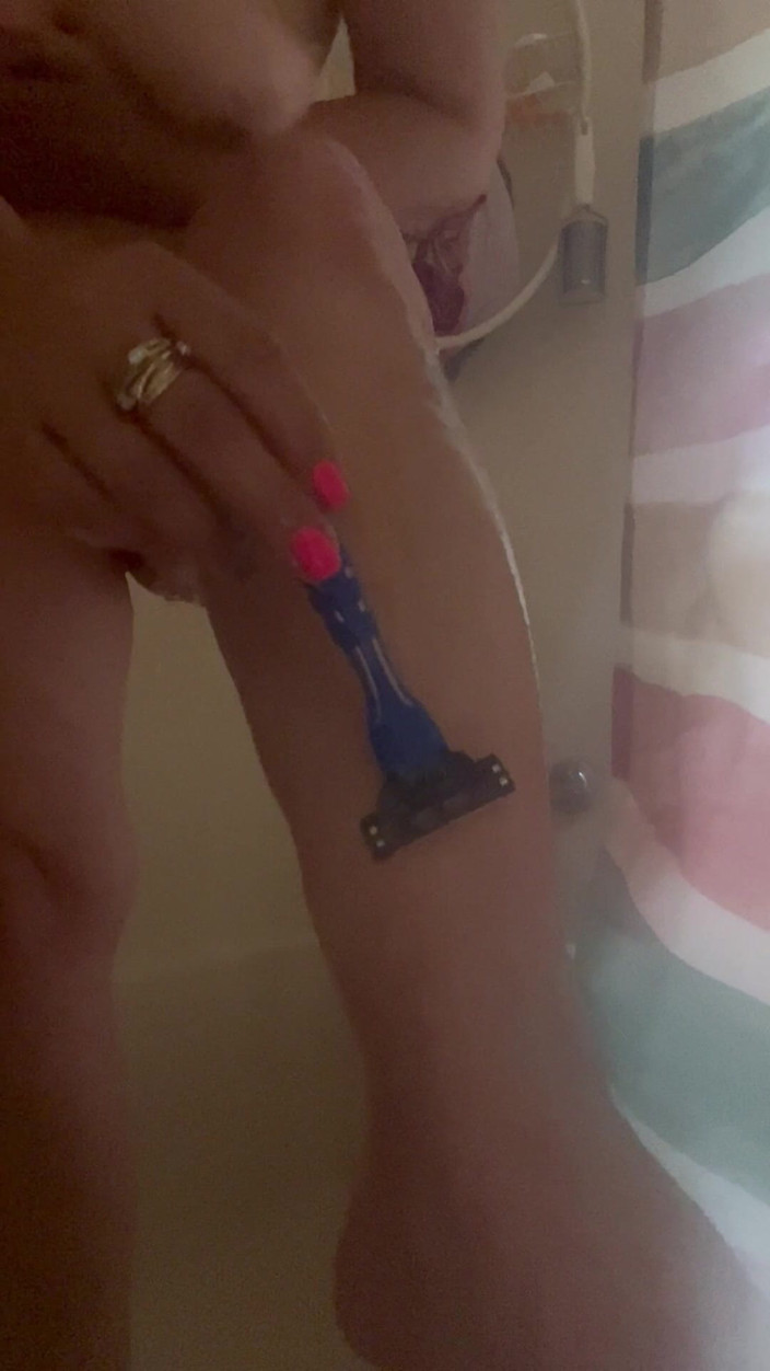 Tiny stepmama: Start to Shave the Fat Pussy