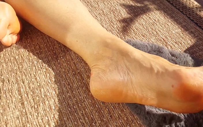 Selena701: Amateur blonde rijpe vrouw geniet van naakt poseren en voetenaanbidding