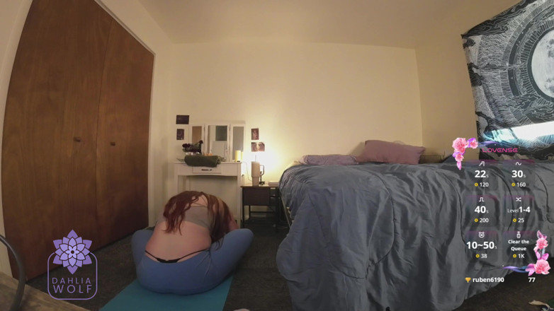 Dahlia Wolf: Sexig yoga livestream