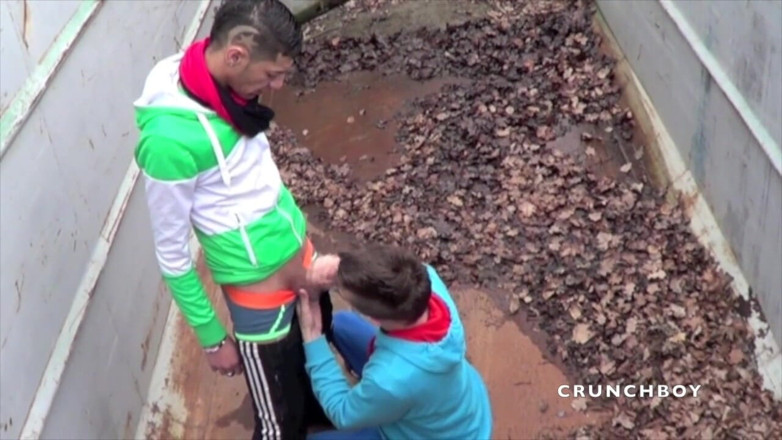 Crunch Boy: Romantik disetubuhi oleh badboy lurus di luar ruangan