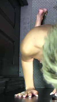 ブロンドの爆弾アラナは、より多くの負荷POVを飲み込むために戻ってきます